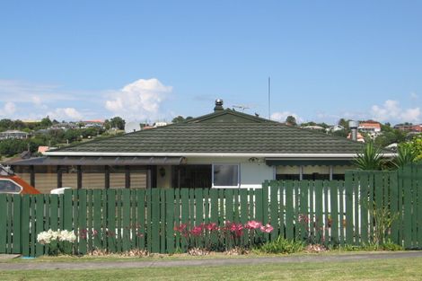 Photo of property in 1/33 Hyde Road, Rothesay Bay, Auckland, 0630