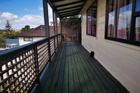 Photo of property in 17 Sevilla Place, Unsworth Heights, Auckland, 0632
