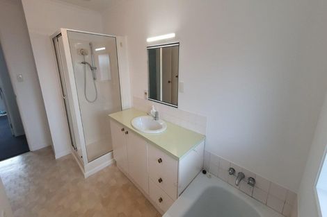 Photo of property in 2/62 Aviemore Drive, Highland Park, Auckland, 2010