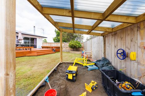 Photo of property in 3 Forbes Place, Kelvin Grove, Palmerston North, 4414