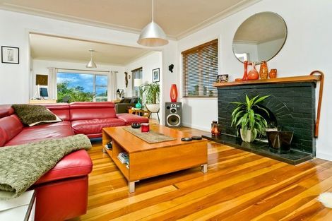 Photo of property in 255 Glenfield Road, Hillcrest, Auckland, 0627