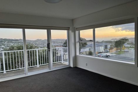Photo of property in 32 Akaroa Drive, Maupuia, Wellington, 6022