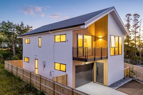 Photo of property in 26 Curtiss Circle, Hobsonville, 0618
