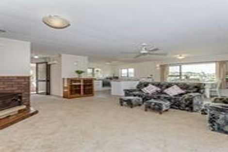 Photo of property in 76a Brian Crescent, Stanmore Bay, Whangaparaoa, 0932