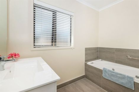 Photo of property in 31 Springvale Drive, Fairview Heights, Auckland, 0632