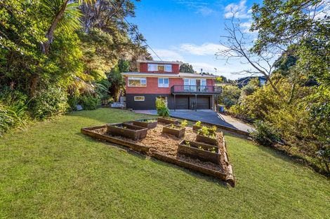 Photo of property in 34 Rauhuia Crescent, Parau, Auckland, 0604