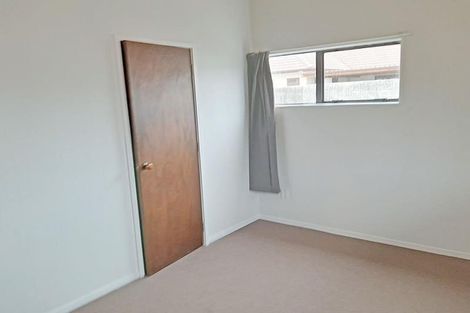 Photo of property in 2/215a Swanson Road, Henderson, Auckland, 0610