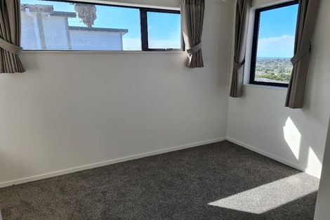 Photo of property in 17 Cassandra Grove, Totara Vale, Auckland, 0629