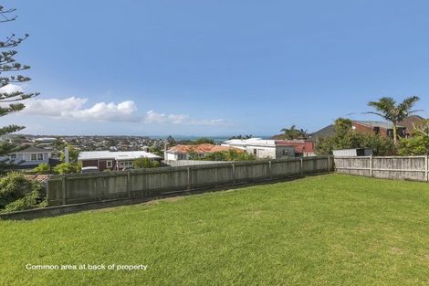 Photo of property in 2/613 Beach Road, Rothesay Bay, Auckland, 0630