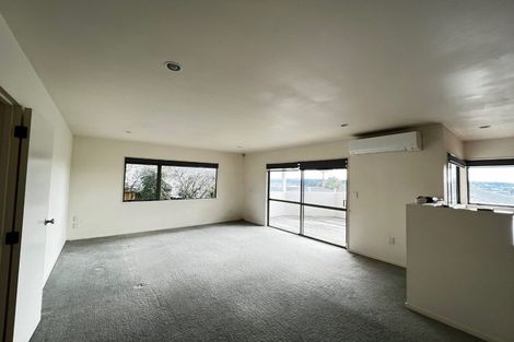 Photo of property in 11 Mannikin Place, Unsworth Heights, Auckland, 0632