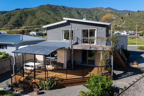 Photo of property in 255 Waikawa Road, Waikawa, Picton, 7220