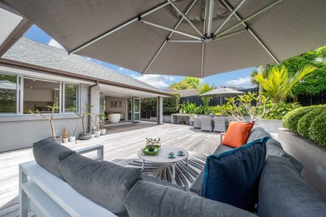 Photo of property in 100 Beach Road, Mellons Bay, Auckland, 2014