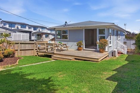 Photo of property in 1/862 East Coast Road, Northcross, Auckland, 0630
