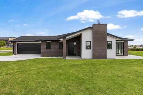 Photo of property in 73 Tahuna Minhinnick Drive, Glenbrook, 2681