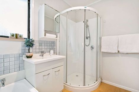 Photo of property in 2 Duckworth Road, Papakura, 2110