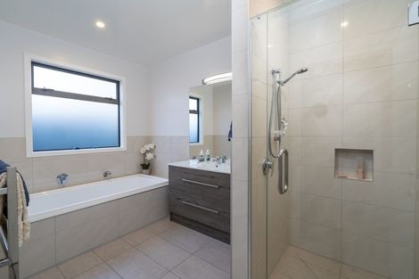 Photo of property in 27 Pukenamu Road, Rainbow Point, Taupo, 3330