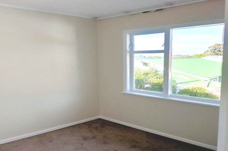 Photo of property in 2/139 Queens Drive, Lyall Bay, Wellington, 6022