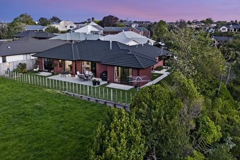 Photo of property in 8 Greenridge Lane, Merrilands, New Plymouth, 4312