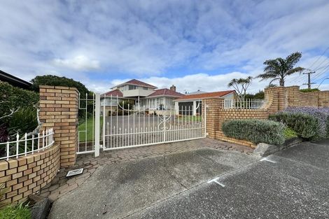 Photo of property in 107 Bleakhouse Road, Mellons Bay, Auckland, 2014