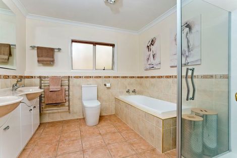 Photo of property in 9 Falstone Lane, Browns Bay, Auckland, 0630