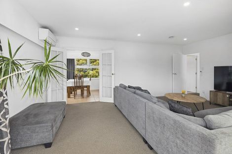 Photo of property in 9 Blandford Way, Newlands, Wellington, 6037