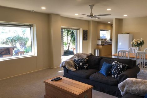 Photo of property in 12 Chelverton Terrace, Red Beach, 0932