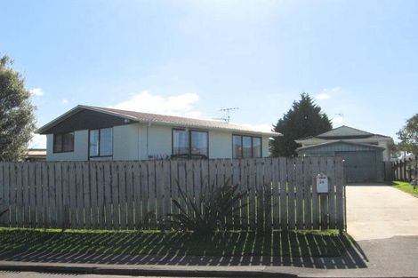 Photo of property in 28 Heathdale Crescent, Papakura, 2110