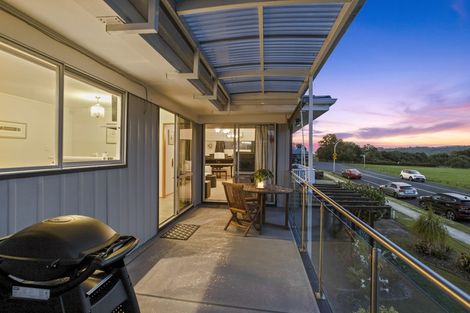 Photo of property in 92 Kiwi Esplanade, Mangere Bridge, Auckland, 2022