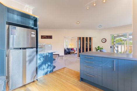 Photo of property in 43 Quadrant Heights, Paraparaumu, 5032