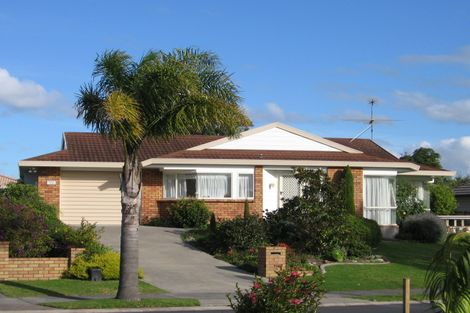 Photo of property in 192 Lakeside Drive, Orewa, 0931