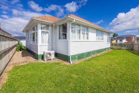 Photo of property in 37 Ross Crescent, Fairfield, Hamilton, 3214