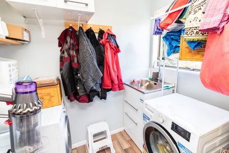 Photo of property in 6 Sasanqua Way, Crofton Downs, Wellington, 6035