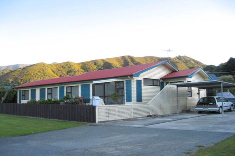 Photo of property in 21 Oxford Street, Picton, 7220