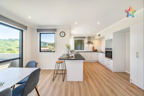Photo of property in 7 Green Park Lane, Korokoro, Lower Hutt, 5012