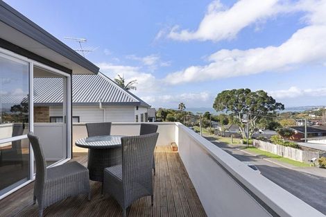 Photo of property in 2/9 Colmar Road, Mellons Bay, Auckland, 2014