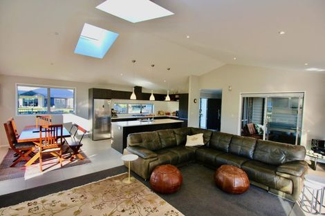 Photo of property in 2 Roseberry Place, Whitianga, 3510