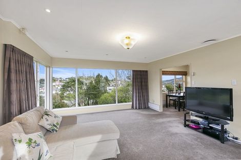 Photo of property in 31 Brooker Grove, Newlands, Wellington, 6037
