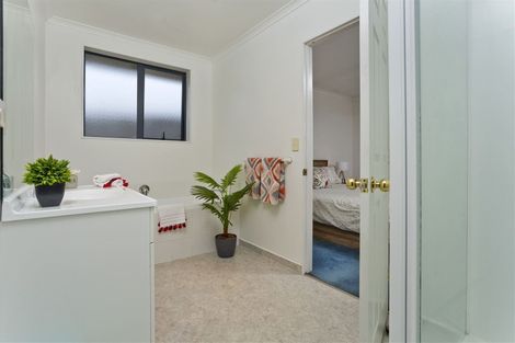 Photo of property in 16 Plumstead Rise, Glen Eden, Auckland, 0602