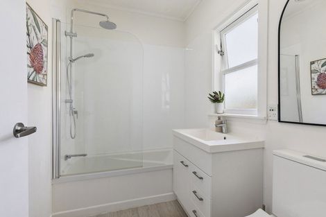 Photo of property in 15 Glanmire Road, Newlands, Wellington, 6037