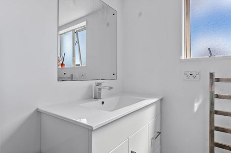 Photo of property in 8a Aplin Place, Birkdale, Auckland, 0626