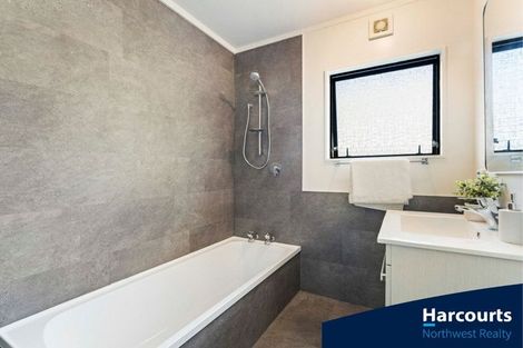 Photo of property in 1/729 Swanson Road, Swanson, Auckland, 0612