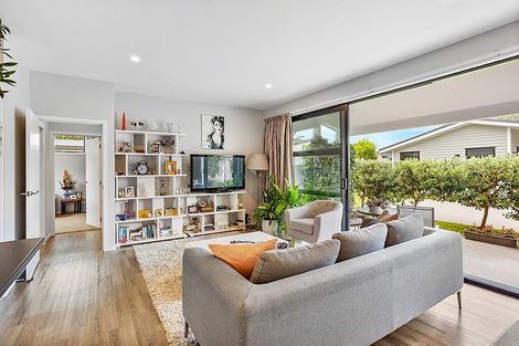 Photo of property in 8 Bosun Place, Te Atatu Peninsula, Auckland, 0610