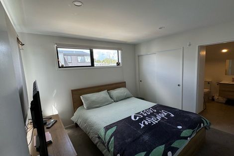 Photo of property in 3/8 Chivalry Road, Glenfield, Auckland, 0629