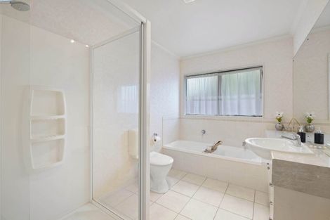 Photo of property in 74 Hillwell Drive, Henderson, Auckland, 0612