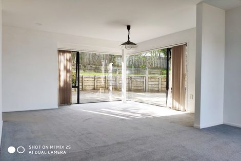 Photo of property in 10 Forsythe Place, Massey, Auckland, 0614