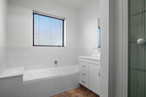 Photo of property in 1/32 Park Road, Glenfield, Auckland, 0629