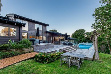 Photo of property in 102 Kowhai Road, Campbells Bay, Auckland, 0630