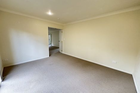 Photo of property in 4 Highgrove Lane, Totara Vale, Auckland, 0632