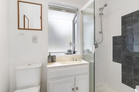 Photo of property in 5 Puawai Place, Northcote, Auckland, 0627