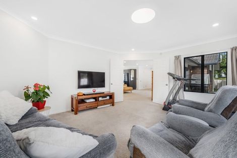 Photo of property in 60 Saralee Drive, Manurewa, Auckland, 2105